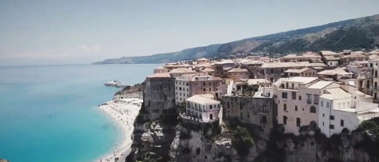 Salta una conduttura, Tropea resta senz’acqua: attivato il Coc per la distribuzione con le autobotti ma non è potabile