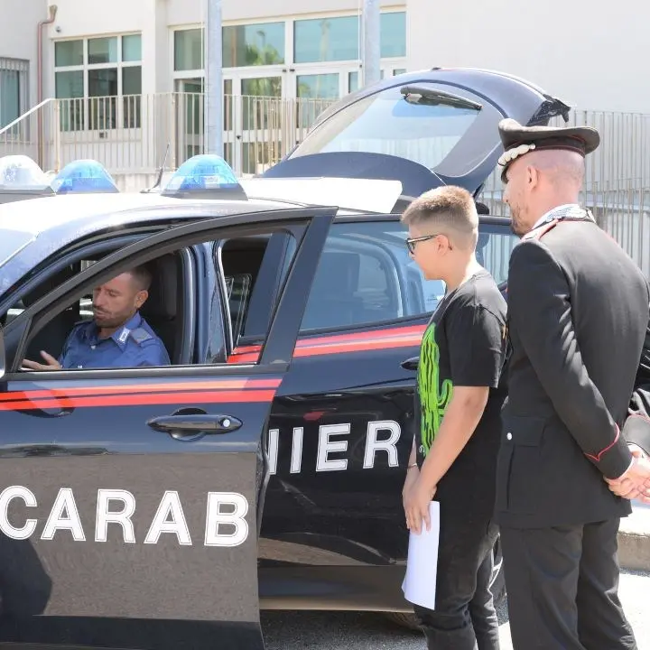 Un sogno realizzato: il 13enne Antonio Pio incontra i suoi eroi carabinieri a Locri