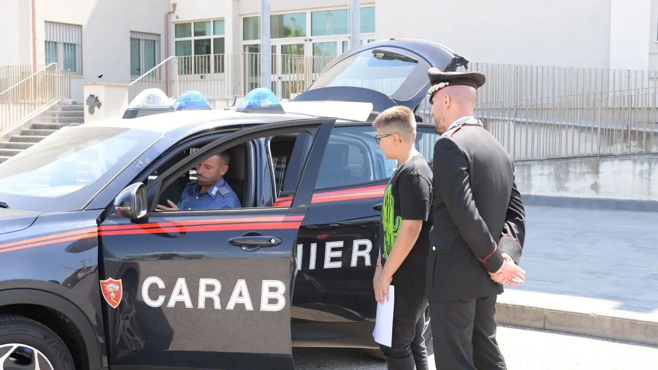 Un sogno realizzato: il 13enne Antonio Pio incontra i suoi eroi carabinieri a Locri