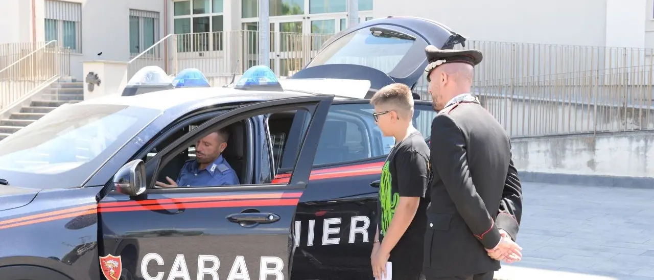 Un sogno realizzato: il 13enne Antonio Pio incontra i suoi eroi carabinieri a Locri