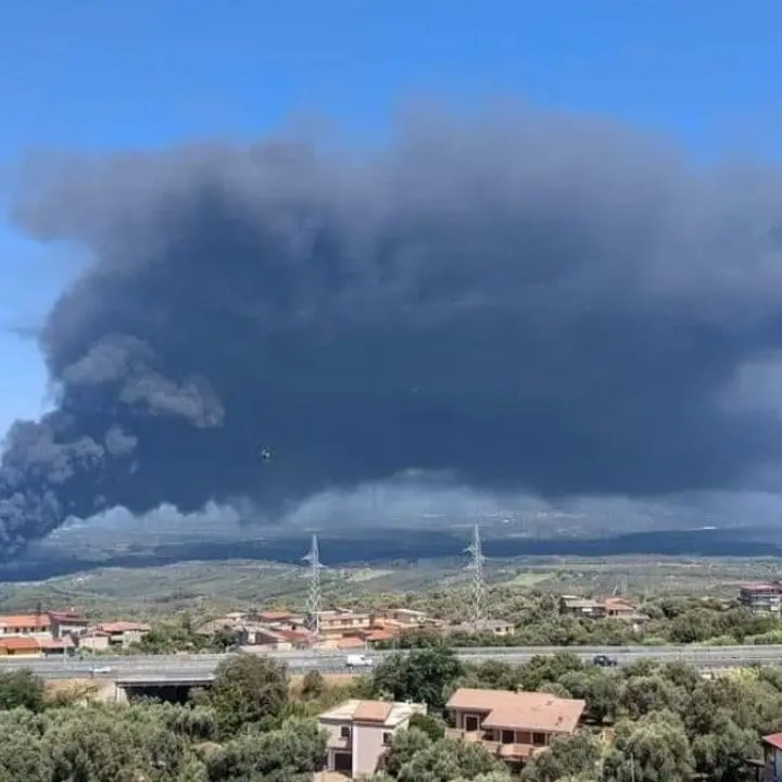 Incendio al deposito rifiuti di Palmi, le analisi dell’Arpacal rassicurano sulla salubrità dell’aria: valori entro i limiti di legge