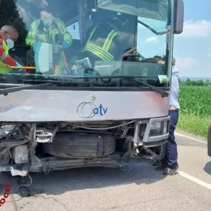 Verona, bus di linea va fuori strada: muore una donna, altri sei passeggeri feriti