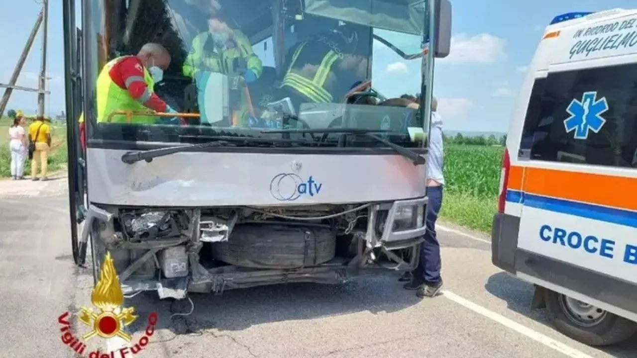 Verona, bus di linea va fuori strada: muore una donna, altri sei passeggeri feriti