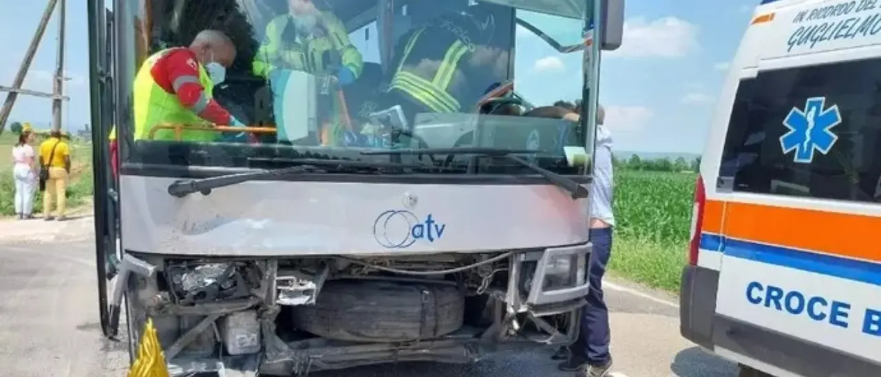 Verona, bus di linea va fuori strada: muore una donna, altri sei passeggeri feriti
