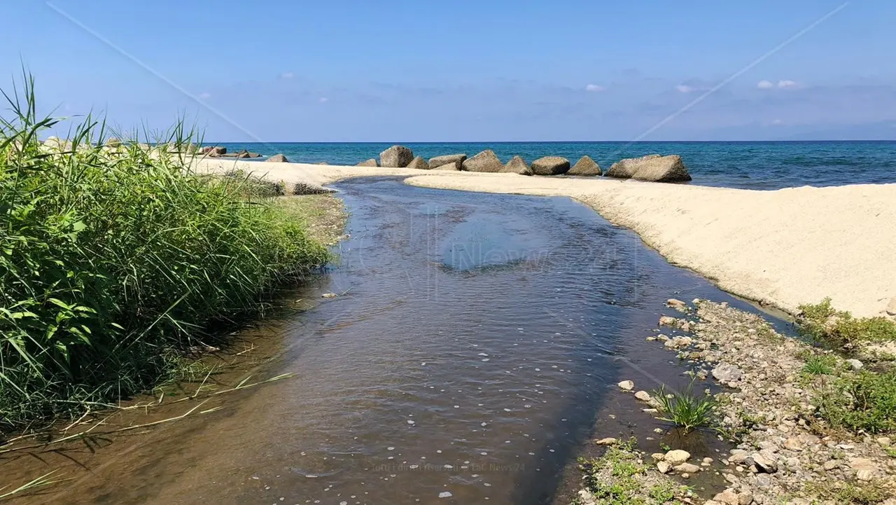 Vibo, la Procura apre un fascicolo sul torrente Sant’Anna che inquina il mare di Bivona