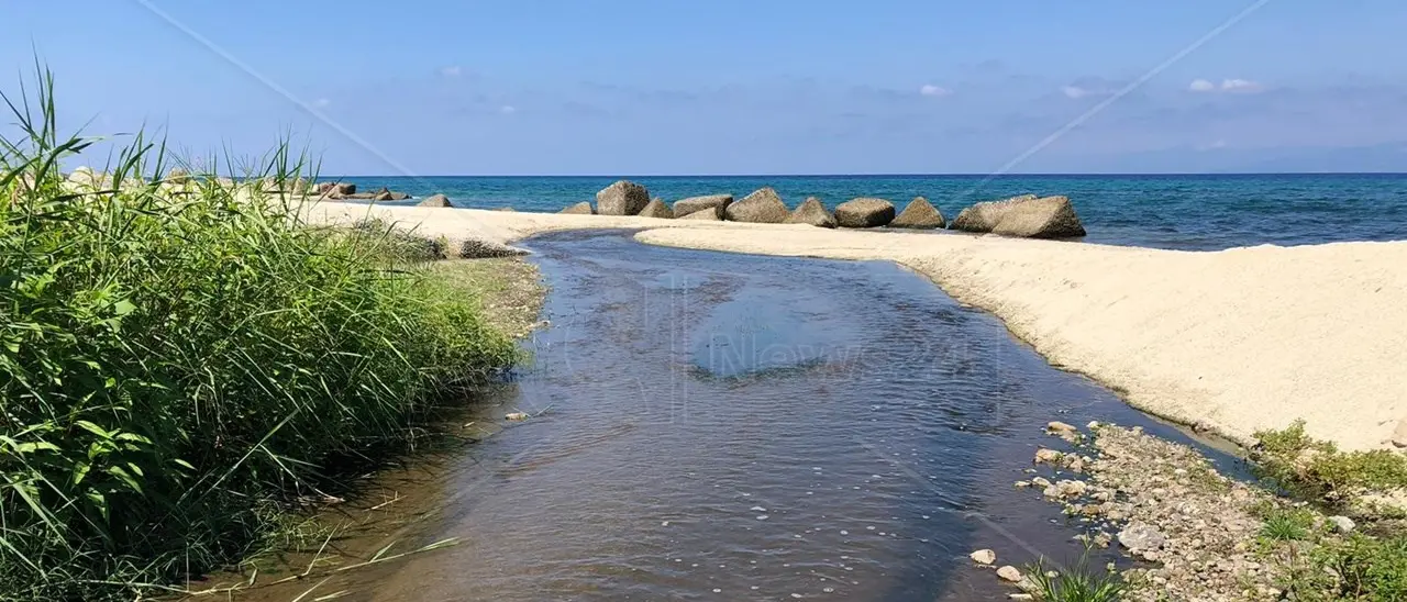 Vibo, la Procura apre un fascicolo sul torrente Sant’Anna che inquina il mare di Bivona