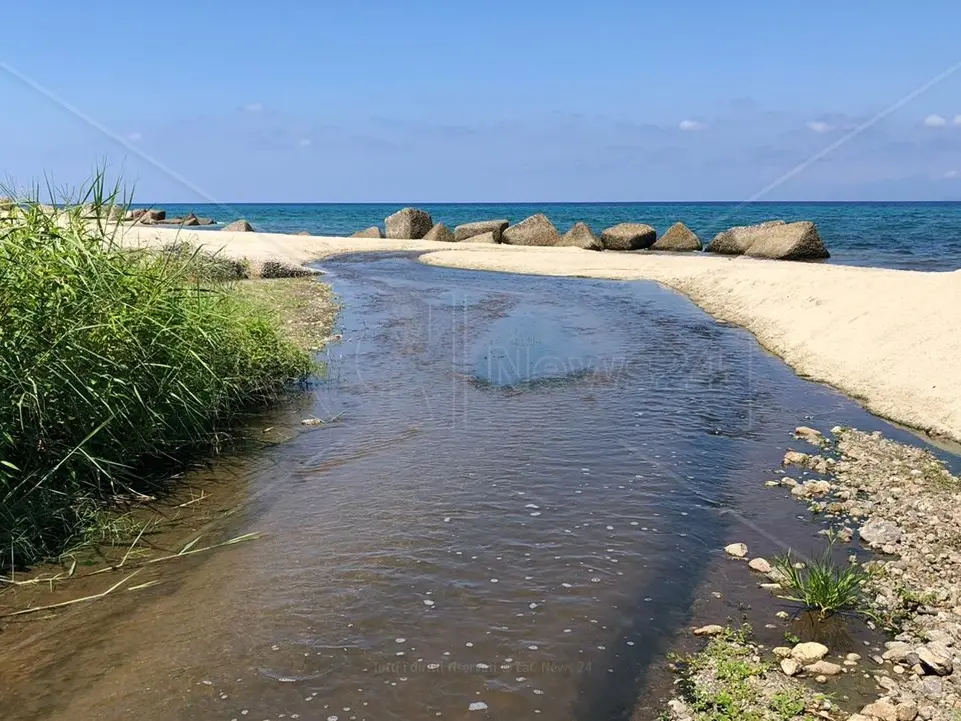 Vibo, la Procura apre un fascicolo sul torrente Sant’Anna che inquina il mare di Bivona