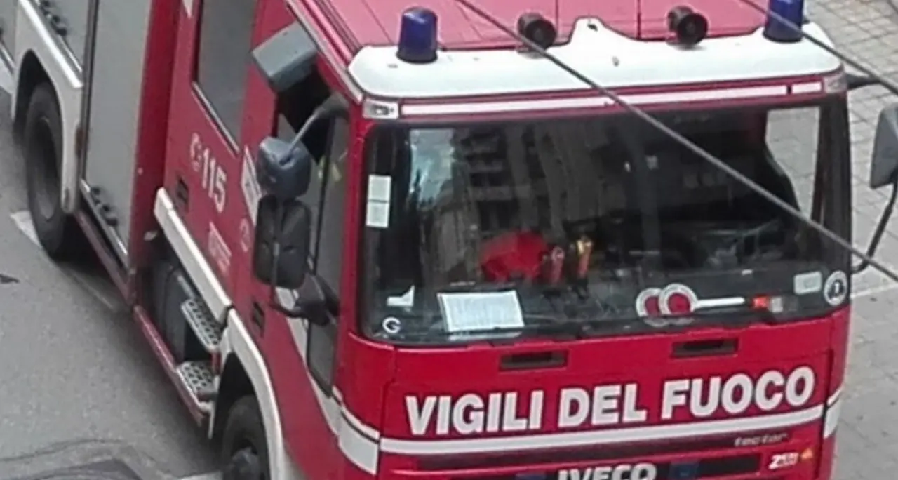 Mileto, divampa un incendio in una zona densamente abitata: residenti in fuga e blackout in tutta l’area