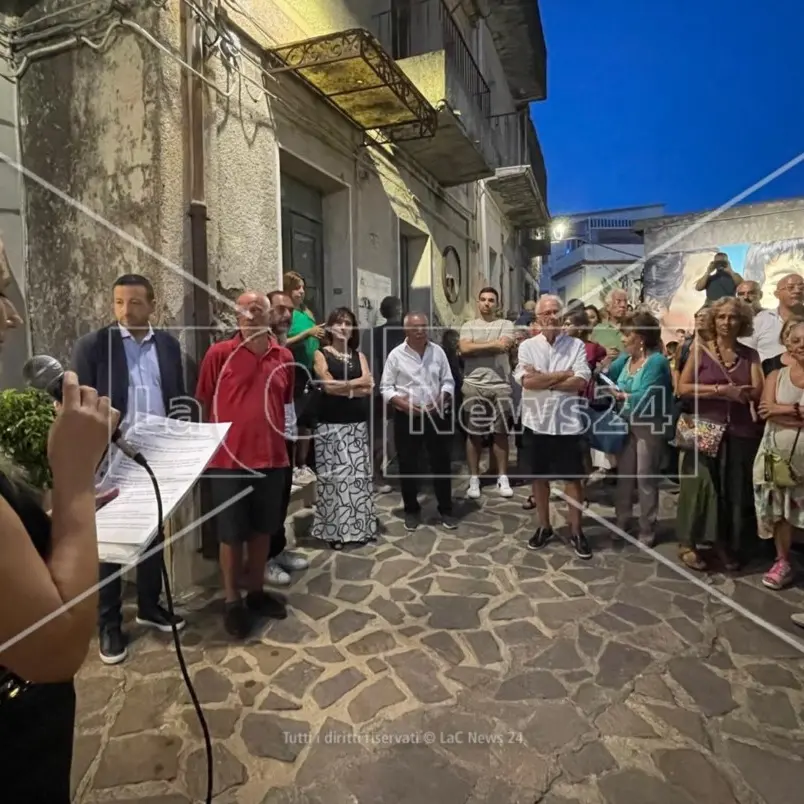 Cento anni dalla nascita di Strati, Sant’Agata del Bianco ricorda lo scrittore davanti alla sua casa natale