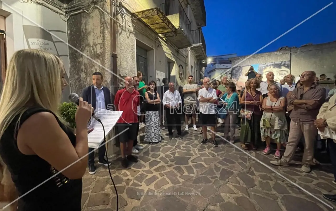 Cento anni dalla nascita di Strati, Sant’Agata del Bianco ricorda lo scrittore davanti alla sua casa natale