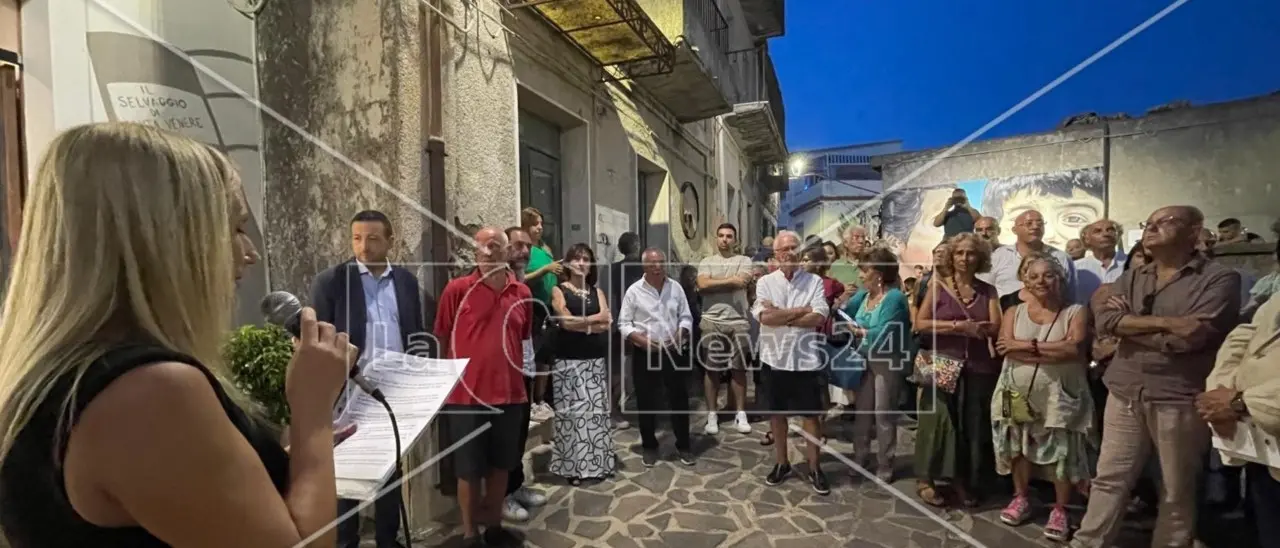 Cento anni dalla nascita di Strati, Sant’Agata del Bianco ricorda lo scrittore davanti alla sua casa natale