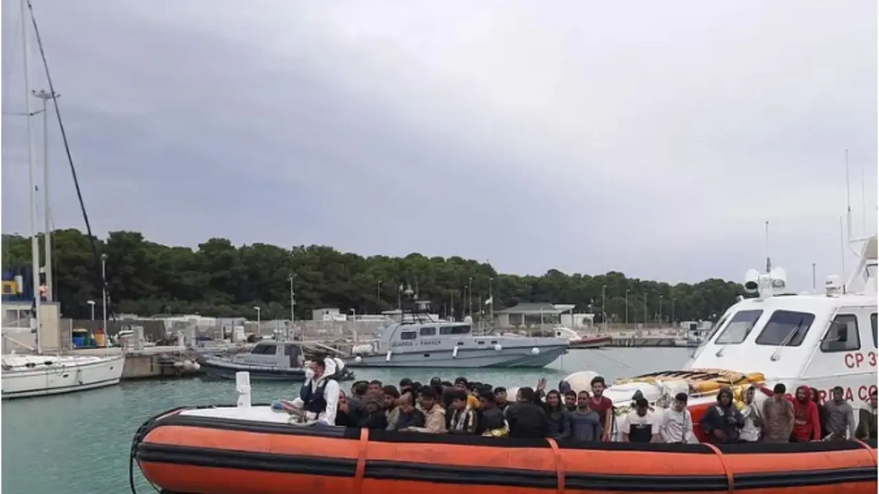 Nuovo sbarco a Roccella Ionica, 75 migranti soccorsi a bordo di una barca a vela