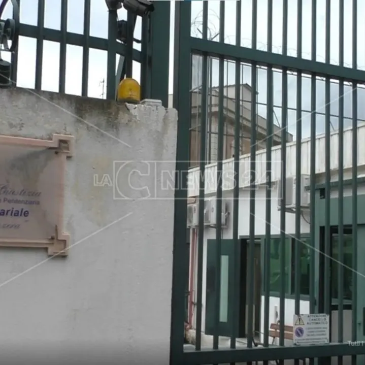 Reggio Calabria, detenuto aggredisce un agente della penitenziaria e lo manda in ospedale