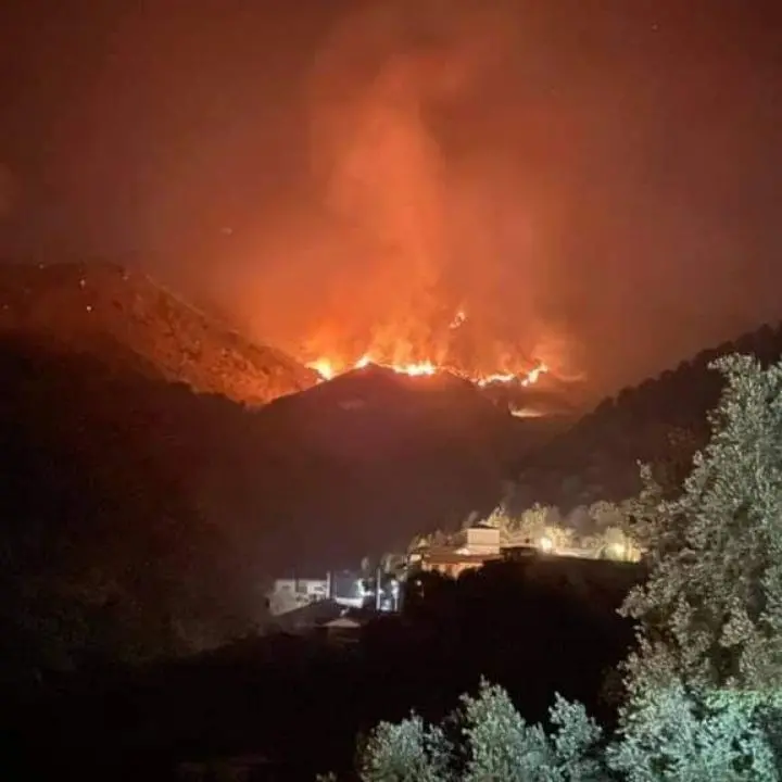 Brucia il Parco d’Aspromonte in zone inaccessibili, interventi solo in serata