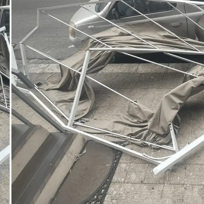 Tromba d’aria a Reggio Calabria, gazebo vola da un terrazzo e atterra sulle auto in sosta