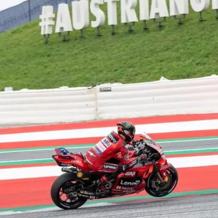 Motogp, Bagnaia trionfa in Austria e torna in vetta nel Mondiale. Secondo Martin, terzo Bastianini