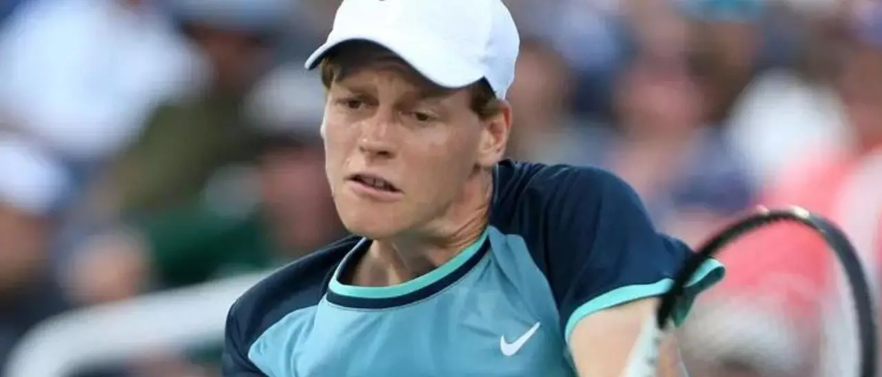 Tennis, eroico Sinner a Cincinnati: batte Zverev e conquista la finale