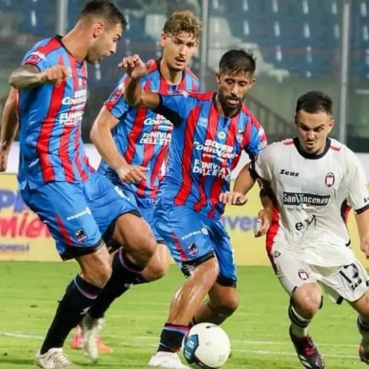 Serie C, il Crotone si fa imbrigliare dal Catania di Toscano: i siciliani passano ai calci di rigore