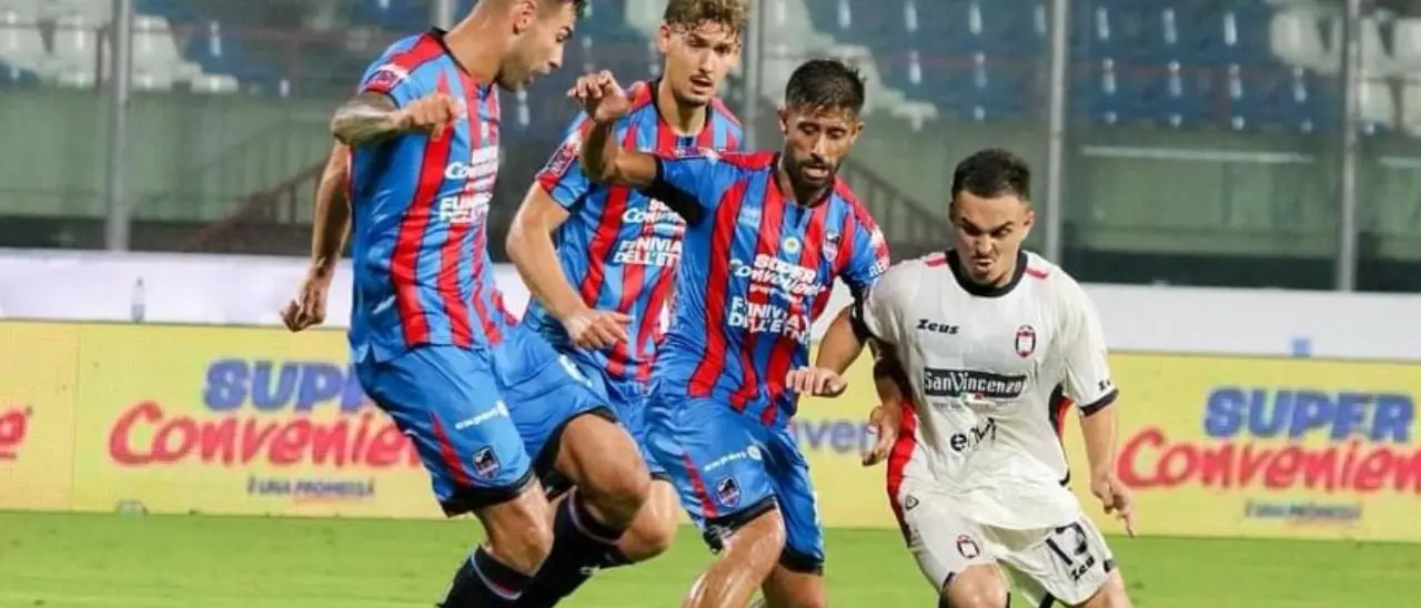 Serie C, il Crotone si fa imbrigliare dal Catania di Toscano: i siciliani passano ai calci di rigore