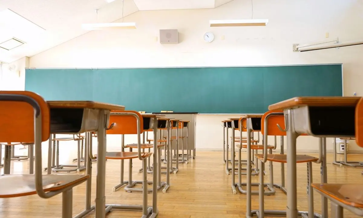 Scuola, i sindacati: «Troppo caldo, meglio spostare a ottobre il rientro sui banchi». Insorgono i genitori