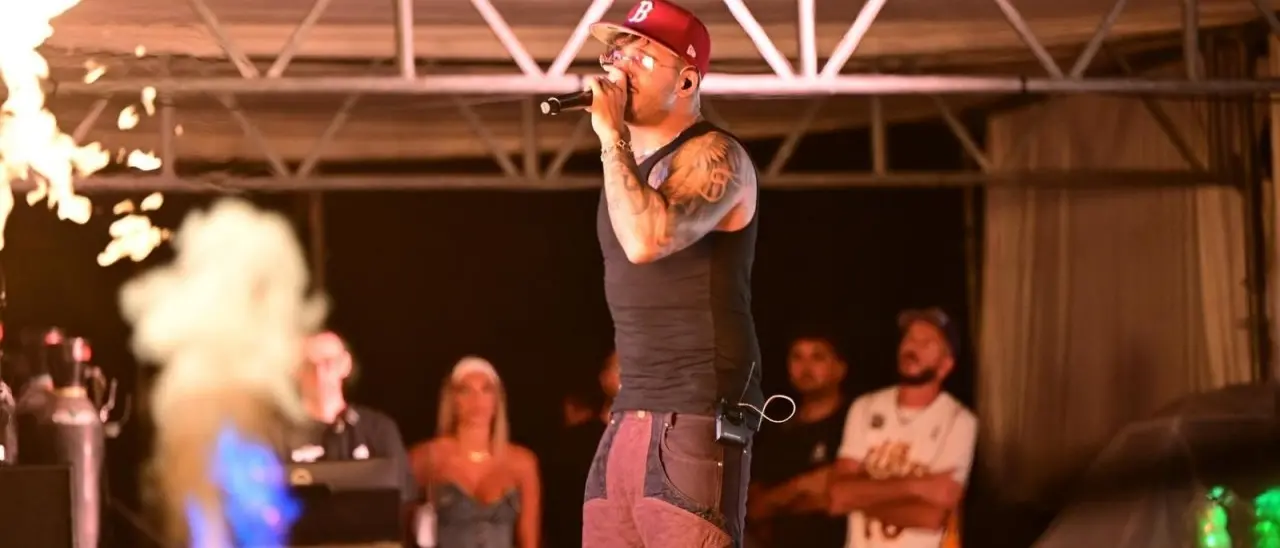 Geolier strega Diamante: in 15mila da tutta Italia ai Ruderi di Cirella per l’artista napoletano