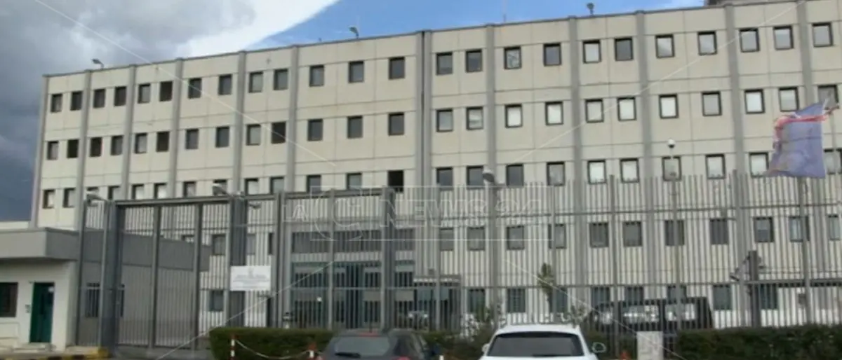 Carcere Castrovillari, detenuto appicca un incendio: evacuate due sezioni, un agente finisce in ospedale