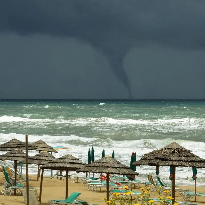 Mare caldo e aria più fresca: mix perfetto per la formazione delle trombe marine. Ecco come nascono