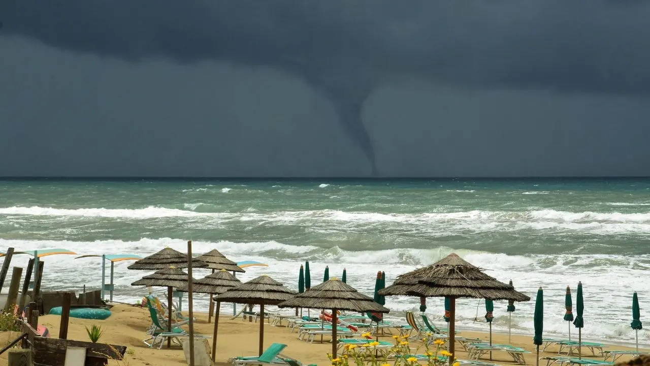 Mare caldo e aria più fresca: mix perfetto per la formazione delle trombe marine. Ecco come nascono