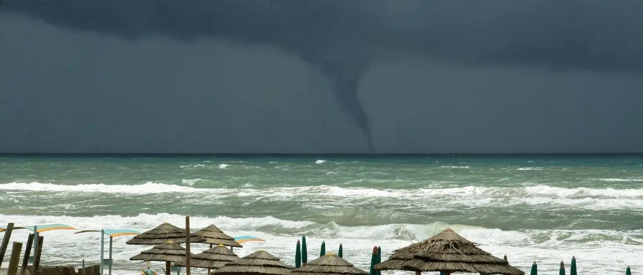 Mare caldo e aria più fresca: mix perfetto per la formazione delle trombe marine. Ecco come nascono