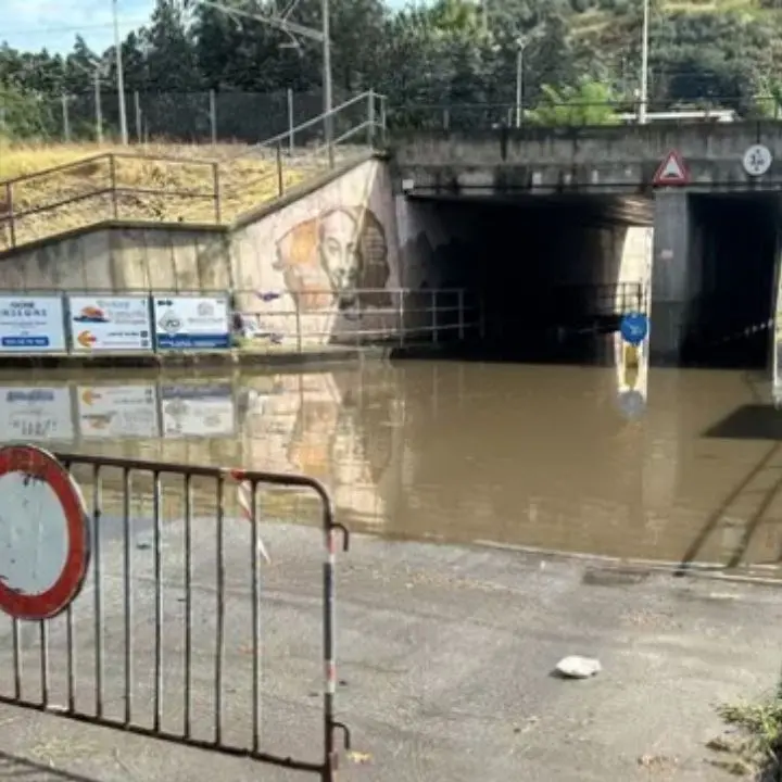 Maltempo, disagi sul litorale tirrenico: turisti bloccati e sottopassi allagati