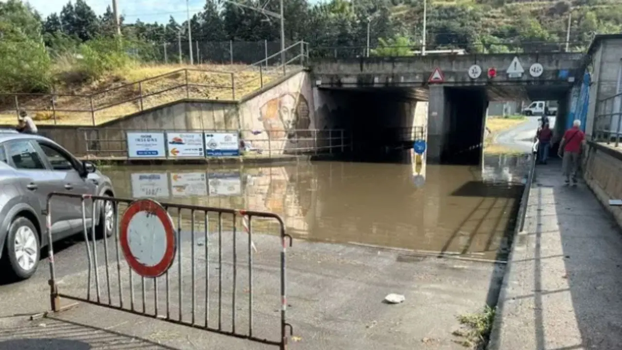 Maltempo, disagi sul litorale tirrenico: turisti bloccati e sottopassi allagati