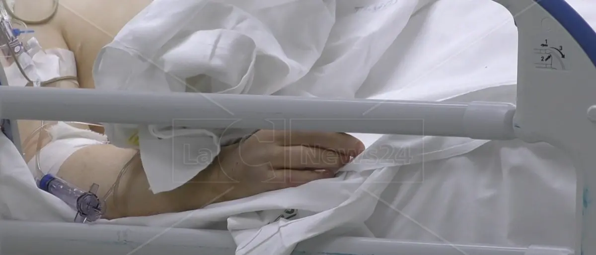 Ospedale di Vibo, la denuncia: «Mia madre di 93 anni per 8 ore in attesa al Pronto soccorso e poi ricoverata in barella»