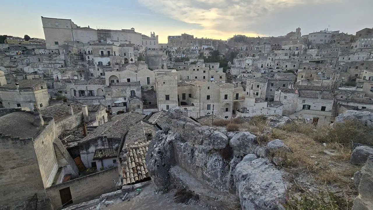 Per puntare sul turismo non servono grandi infrastrutture: l’esempio luminoso (e da imitare) di Matera