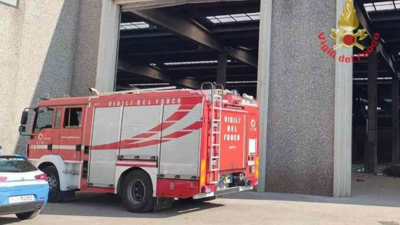 Monza, resta incastrato in un nastro trasportatore per la compattazione dei rifiuti: muore un operaio 22enne
