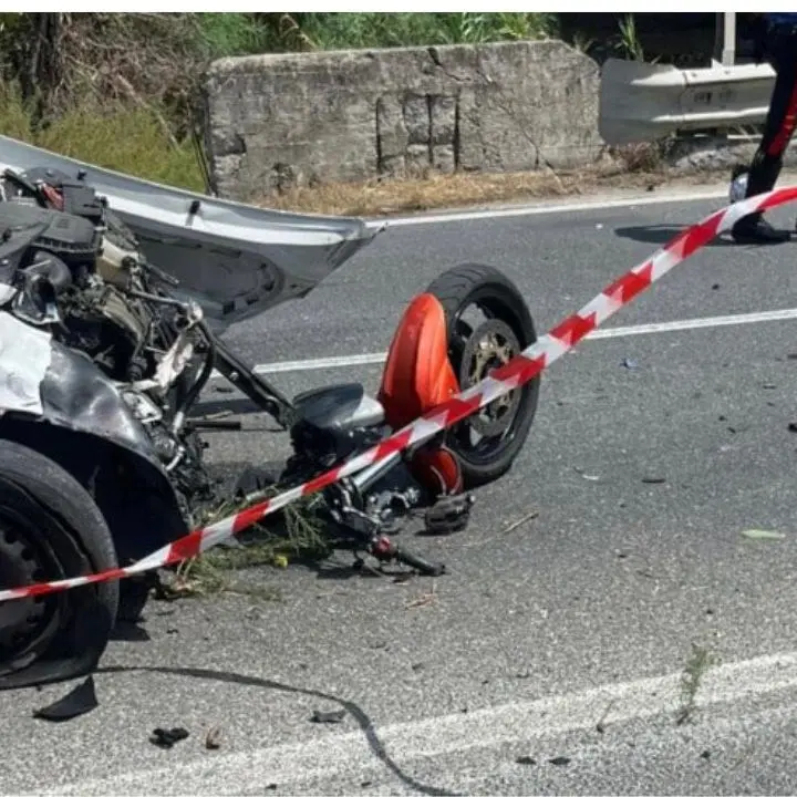 La statale 106 miete un’altra vittima: muore un motociclista 29enne nel Catanzarese, grave la compagna che viaggiava con lui