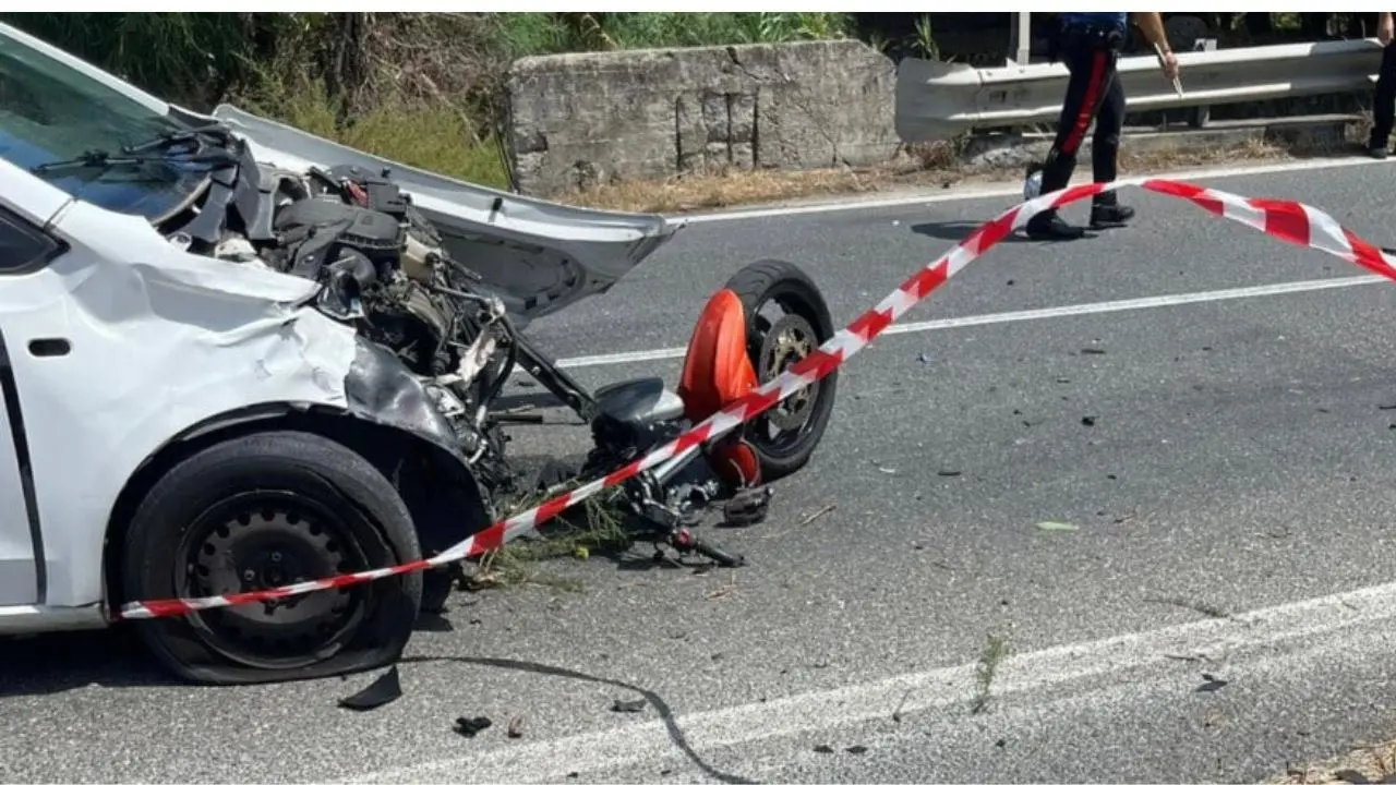 La statale 106 miete un’altra vittima: muore un motociclista 29enne nel Catanzarese, grave la compagna che viaggiava con lui