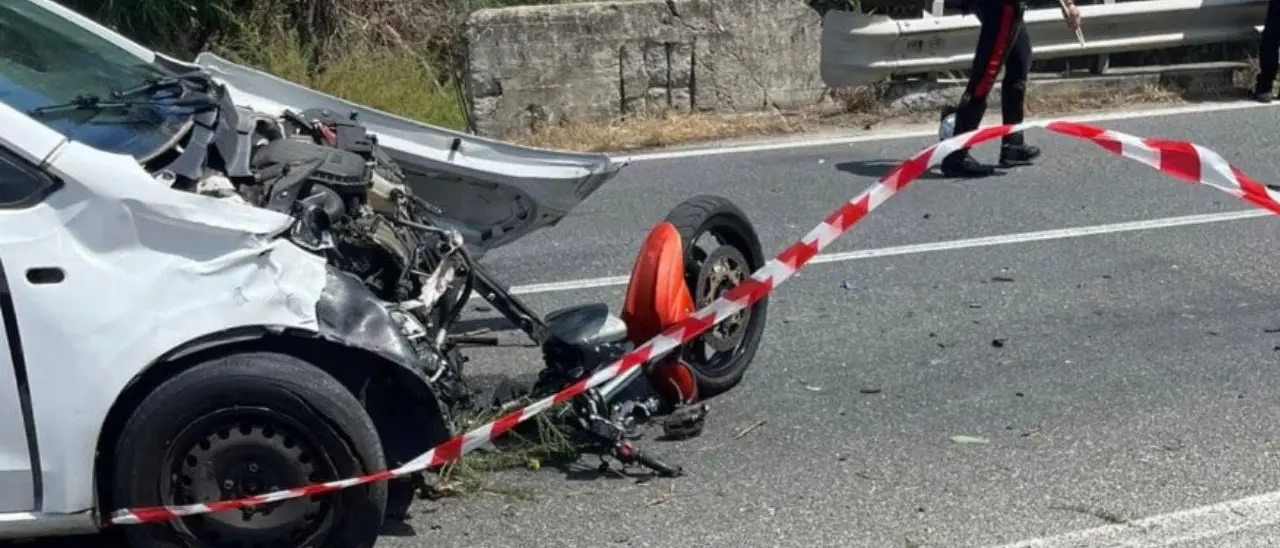 La statale 106 miete un’altra vittima: muore un motociclista 29enne nel Catanzarese, grave la compagna che viaggiava con lui