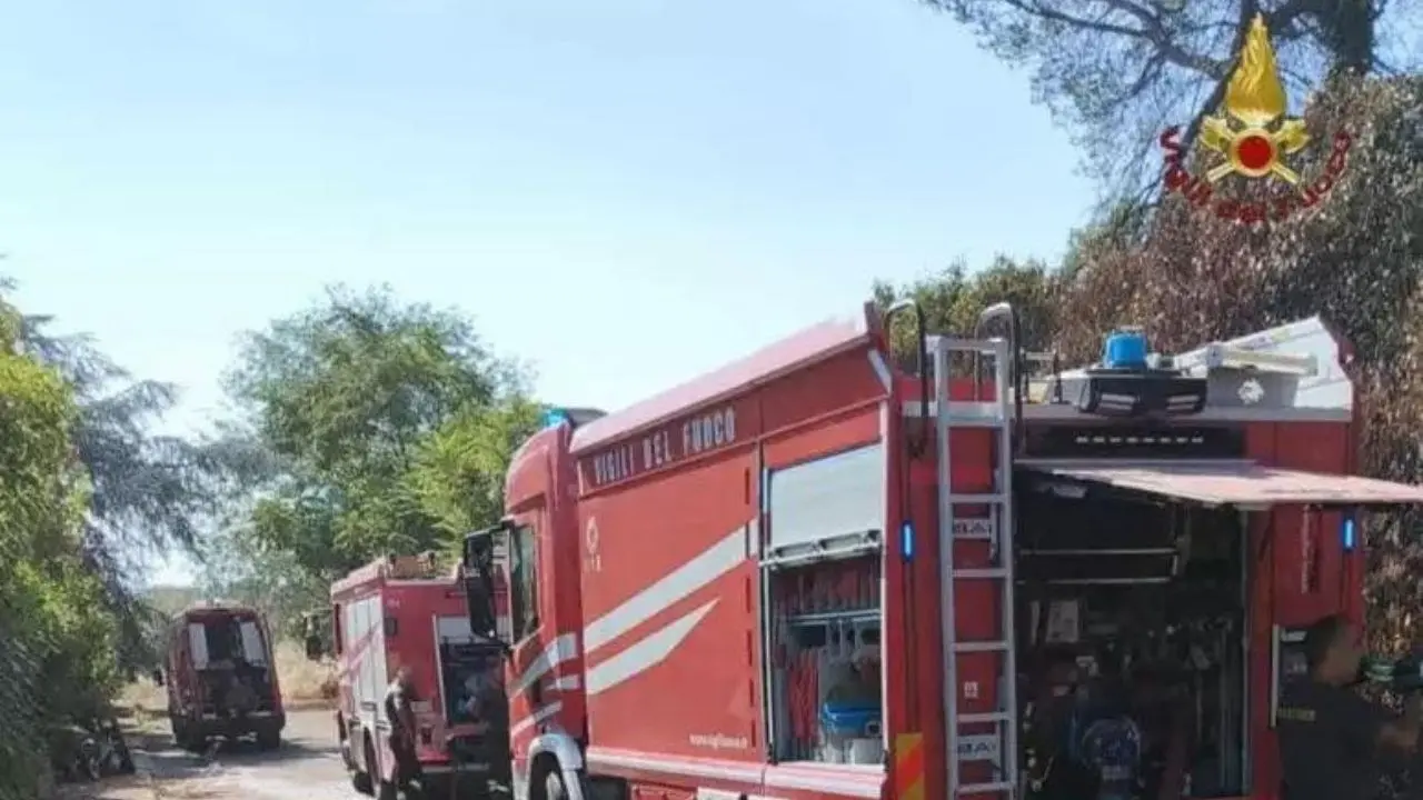 Roma, maxi incendio di sterpaglie nella zona di Cinecittà-Torre Spaccata: gravi 4 soccorritori