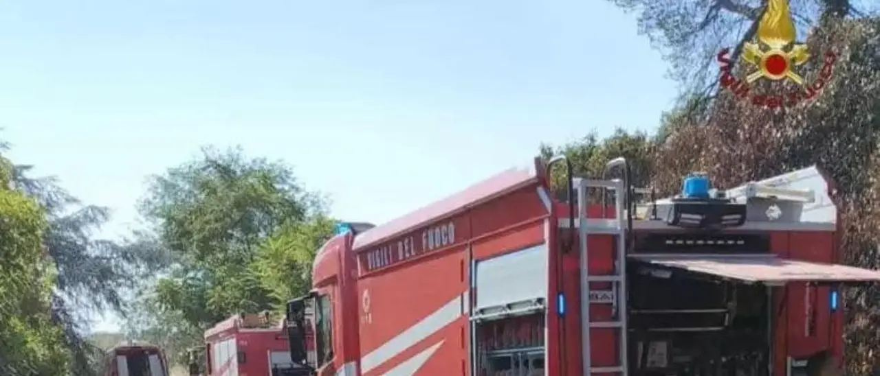 Roma, maxi incendio di sterpaglie nella zona di Cinecittà-Torre Spaccata: gravi 4 soccorritori