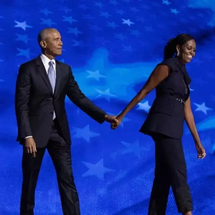 Convention democratica, gli Obama attaccano Trump e lanciano Kamala Harris: «Yes, she can»