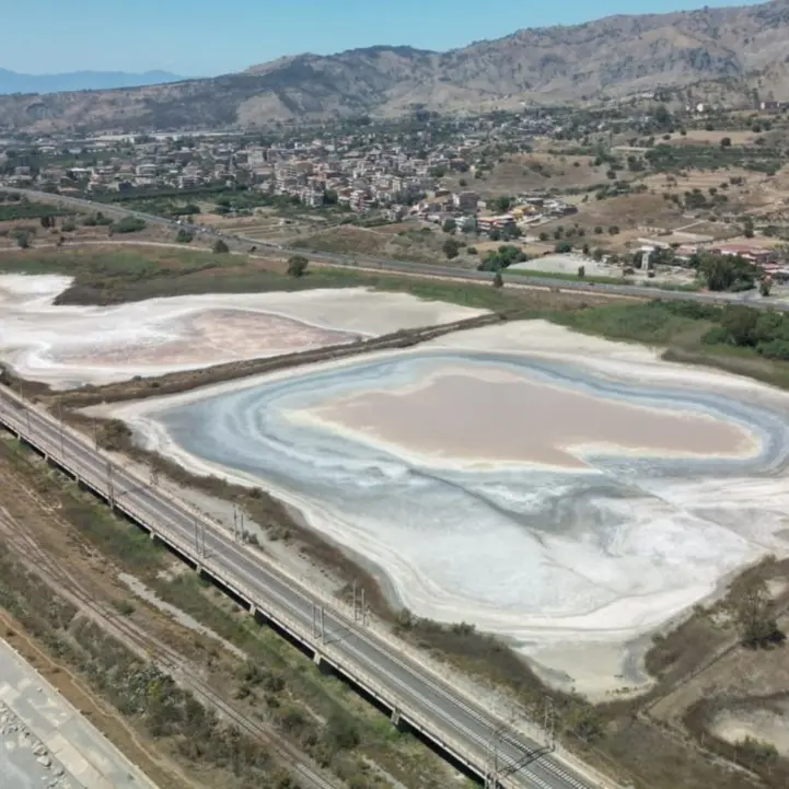 Reggio, la siccità minaccia la biodiversità nel pantano di Saline ma c’è speranza: ieri sera sono arrivate le cicogne