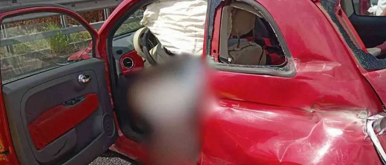 Incidente in autostrada nel Vibonese, auto sbanda e finisce contro il guardrail: due persone ferite