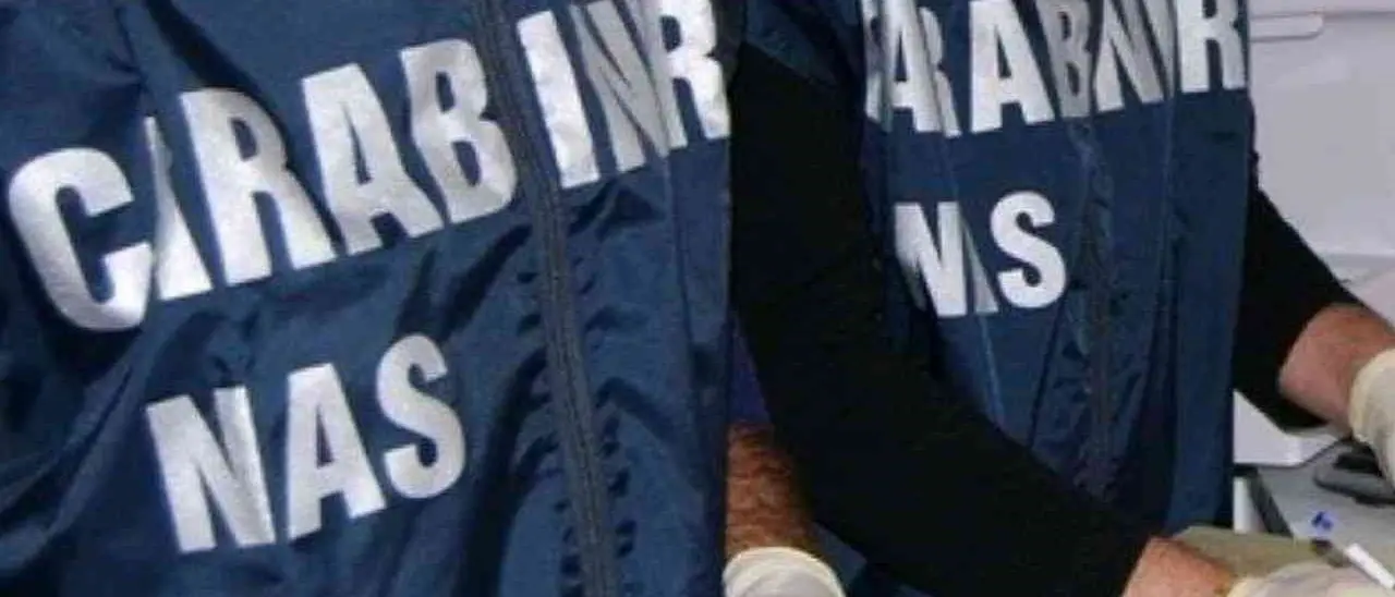 Cibi conservati male o scaduti, multa da 9mila euro a un noto locale della movida di Corigliano Rossano