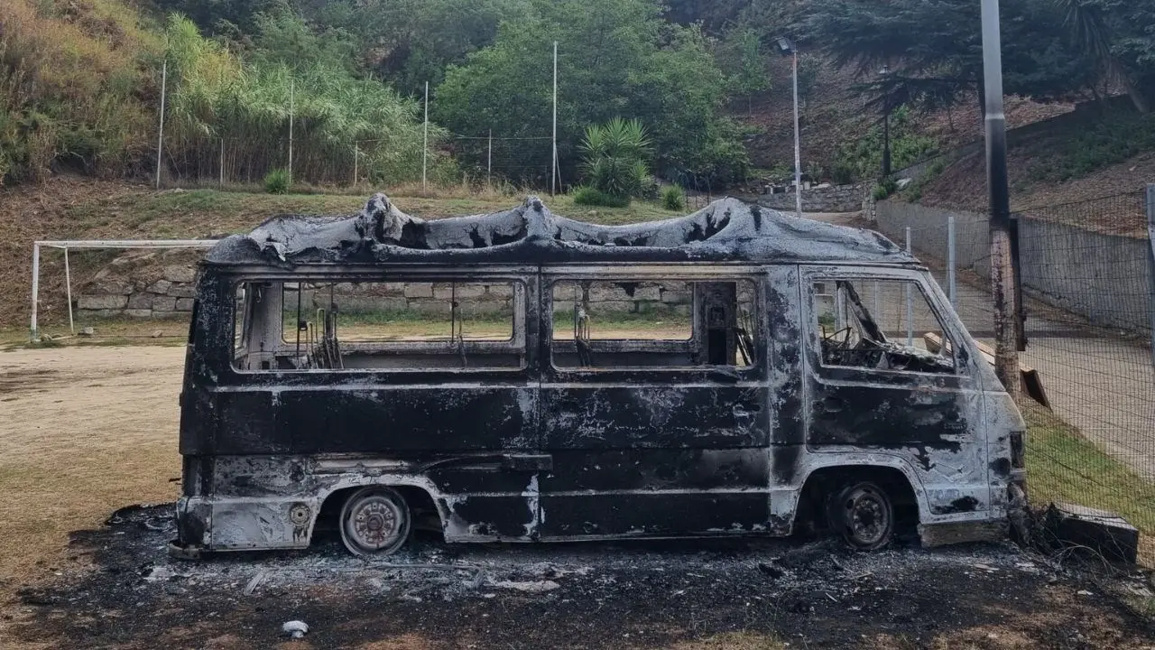 In fiamme il furgone-navetta dell’associazione Borgo Croce nel Reggino: dai colori al grigio fumo della cattiveria