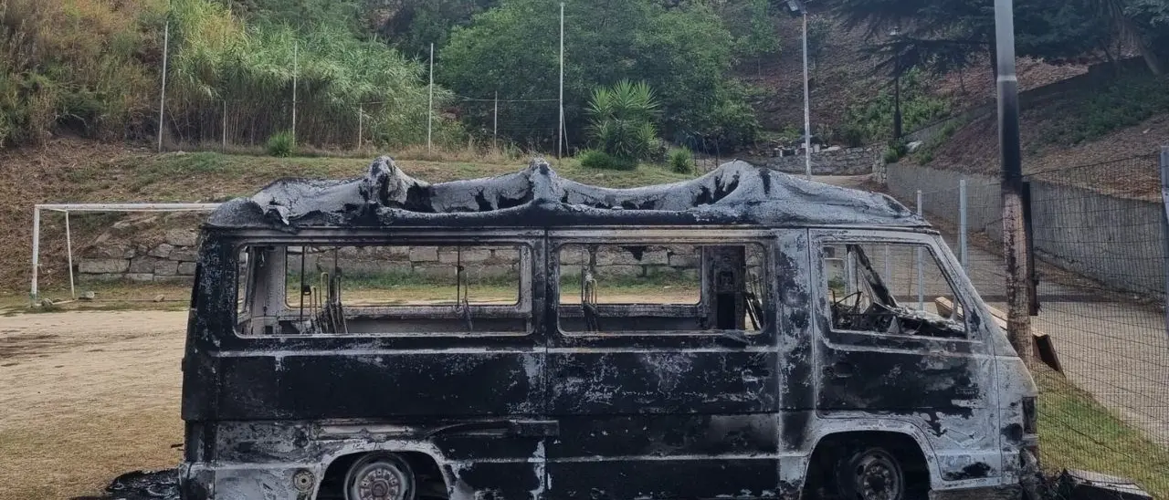 In fiamme il furgone-navetta dell’associazione Borgo Croce nel Reggino: dai colori al grigio fumo della cattiveria