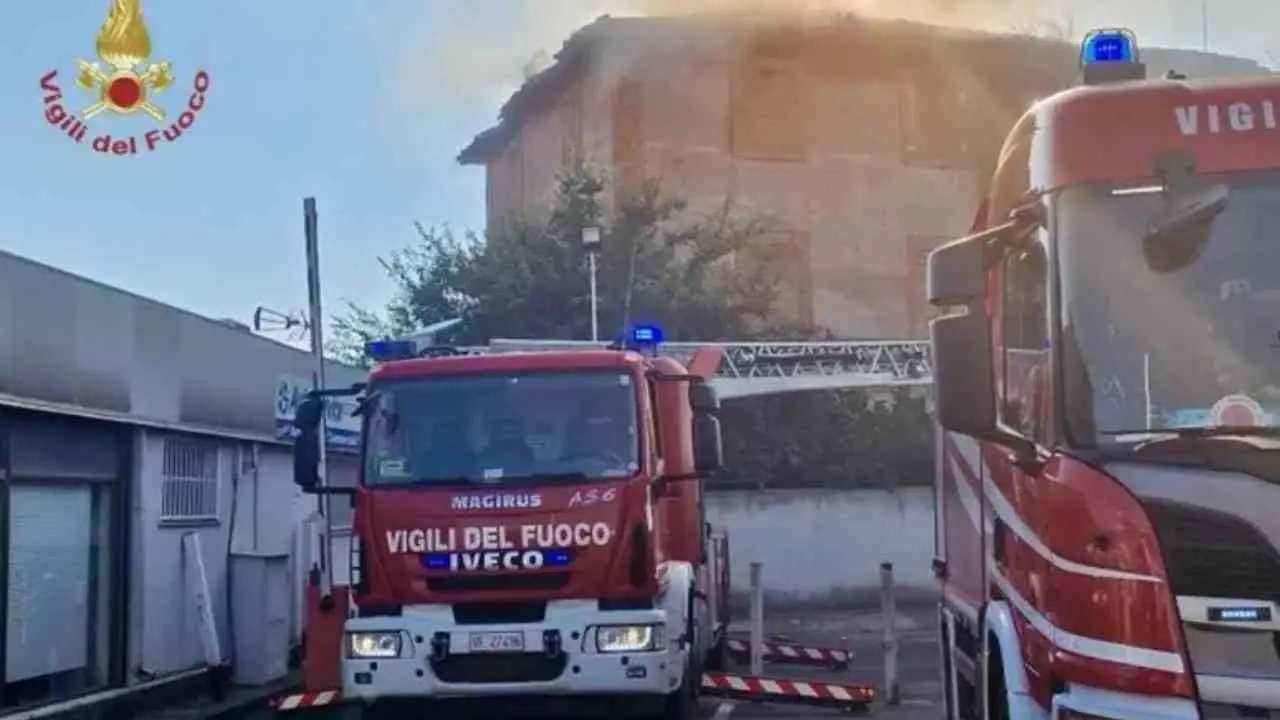 Maxi incendio a Roma, in pericolo di vita i quattro soccorritori: la Procura pronta ad aprire un’indagine