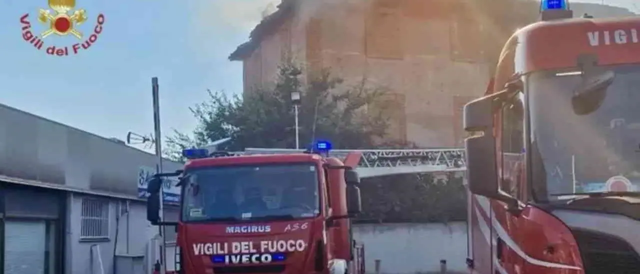 Maxi incendio a Roma, in pericolo di vita i quattro soccorritori: la Procura pronta ad aprire un’indagine