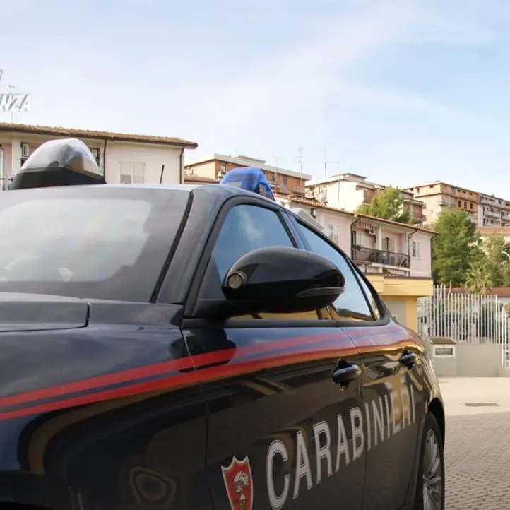 Hashish e contanti rinvenuti dai carabinieri di Cosenza a casa di un 20enne, giovane posto ai domiciliari