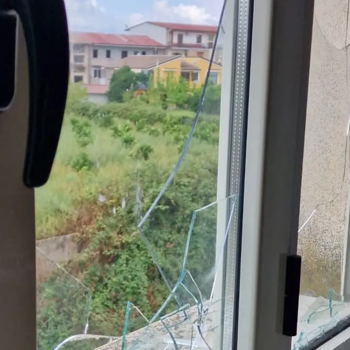 Vandalizzata la sede di Taurianova Tv, il sindaco Biasi: «Azioni deprecabili»