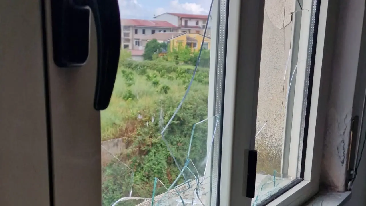 Vandalizzata la sede di Taurianova Tv, il sindaco Biasi: «Azioni deprecabili»